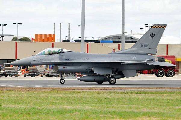 Soubor:642 Lockheed Martin F-16CJ Fighting Falcon Republic of Singapore Air Force (7081066913).jpg – Wikipedie
