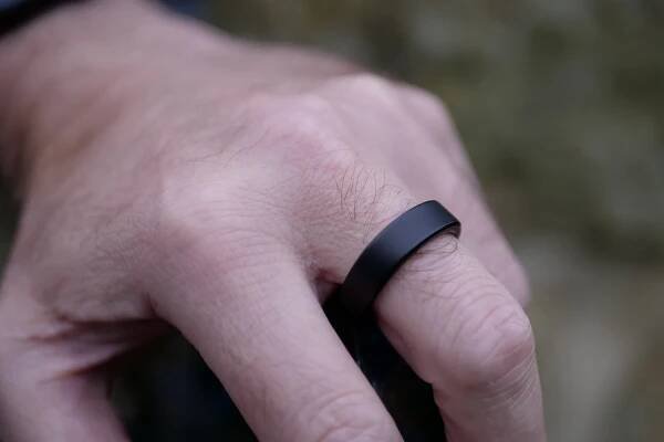 A person wearing the RingConn Gen 2 smart ring.