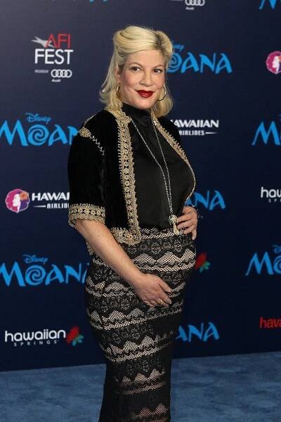 Těhotná Tori Spelling vyrazila s početnou rodinou do kina: Brzy už bude pětinásobnou maminkou