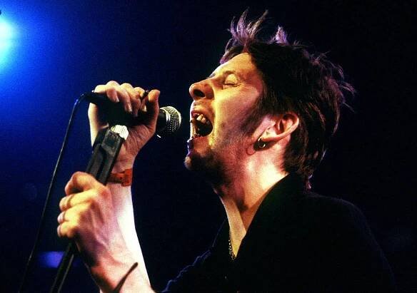 Zemřel zpěvák Shane MacGowan, lídr The Pogues. V Česku na něj vzpomínal Depp