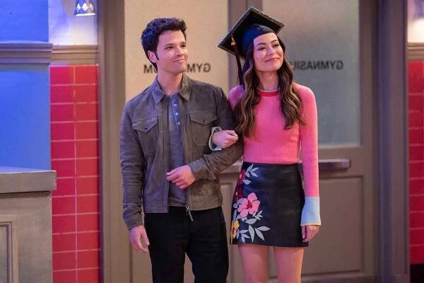 Miranda Cosgrove as Carly Shay and Nathan Kress as Freddie Benson in iCarly