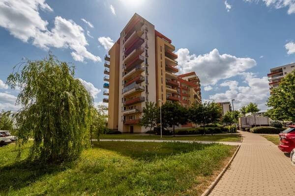 Prostorná 1+kk, 50 m2, 11 m2 terasa, ul. M.Hajna, Praha 9 - Letňany | Tereza Cónová - realitní makléř Ostrava