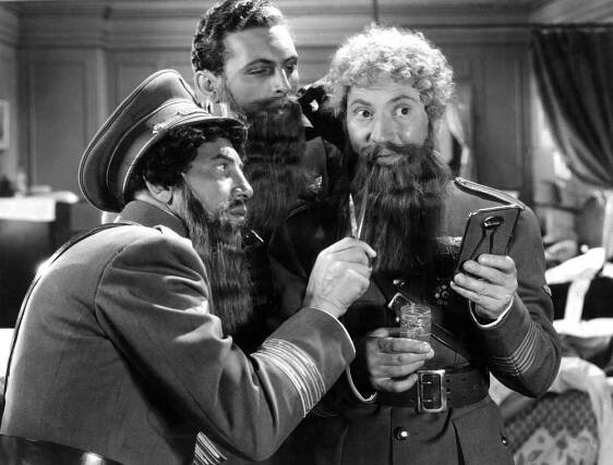 A NIGHT AT THE OPERA, Chico Marx, Allan Jones, Harpo Marx, 1935