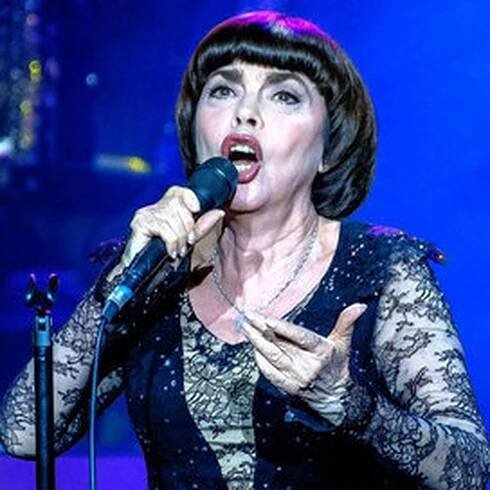 Nástupkyně Edith Piaf v Praze. Mireille Mathieu natočila videoklip v prostorách Pražského hradu
