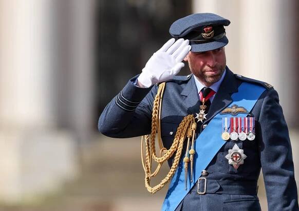 Vousatý princ William v uniformě opět vzbudil rozruch. Fanynky slintaly blahem, pak se drsně pustily do Harryho