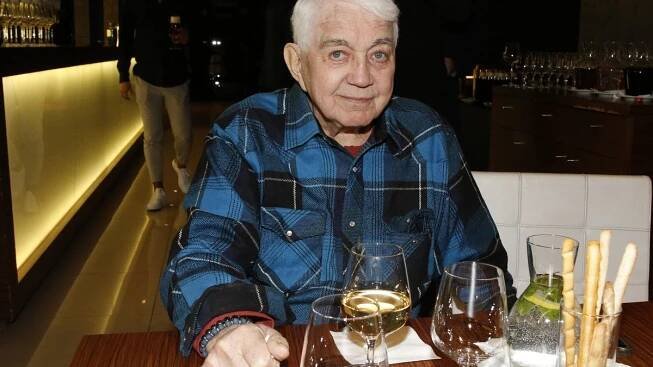 Jiří Krampol se narodil do nóbl rodiny, o vše ale přišli. Ženil se čtyřikát, se syny nemluví - Médium.cz