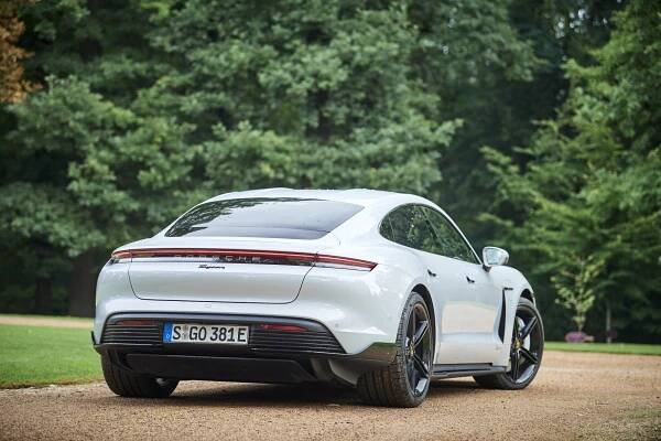 Proč se první elektrické Porsche stalo takovým hitem? Protože je prostě tak dobré!
