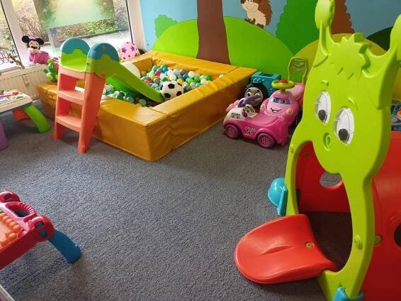 Dětská hernička Karkulka pro děti do 7 let: hry a hračky, skluzavka, odrážedla, kuchyňka i trampolína