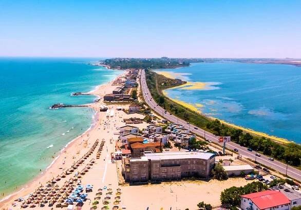 Piesková pláž, hotely a Čierne more v Eforie Nord. Rumunsko.