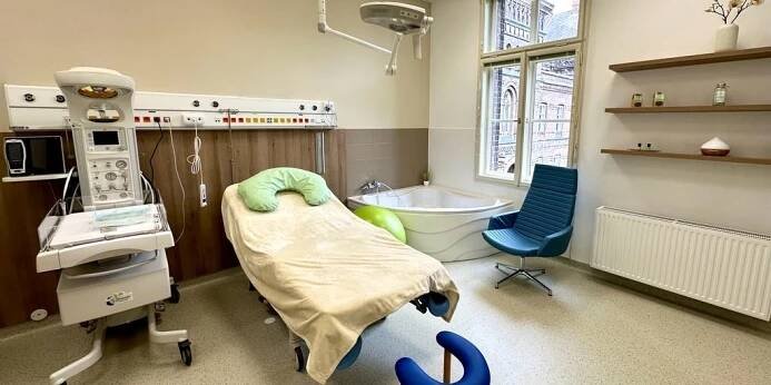 Porodnice u Apolináře, kde se ročně narodí až 4000 dětí, otevřela nové porodní centrum. Jak vypadají porodní pokoje? – Maminka.cz