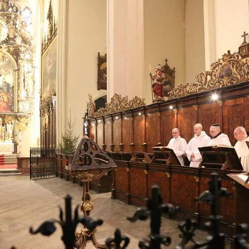 Mniši v klášterním kostele | foto: © Cisterciácké opatství Vyšší Brod / Bohuslav Kostohryz - boshua