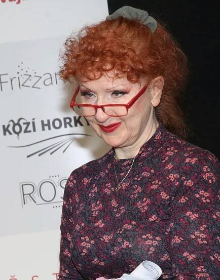 Česká herečka Jaroslava Kretschmerová je známa najmä vďaka úlohe Evičky v trilógii Slunce, seno...