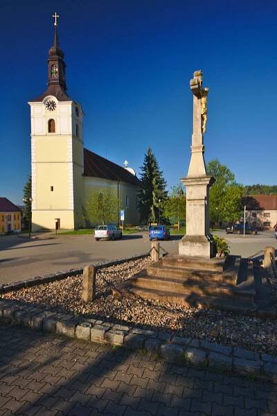 Soubor:Kříž a kostel svatého Vavřince, Olešnice, okres Blansko.jpg