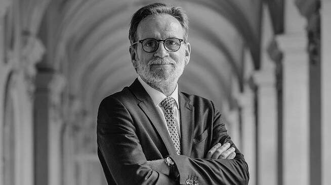 Po těžké nemoci zemřel český diplomat Martin Povejšil