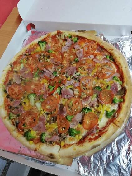 Delikátně křupavá pochoutka s sebou: 2 pizzy dle výběru i možnost rozvozu