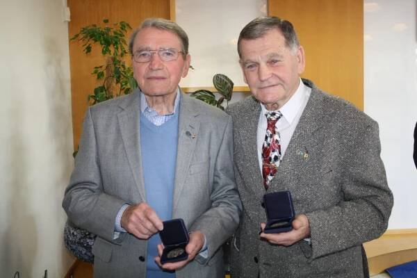 Nejslavnější odchovanci Baníku Josef Vacenovský a František Kordula se stali čestnými občany Ratíškovic. Společně s bývalými hráči pražské Dukly byli ocenění také další dorostenečtí mistři republiky.