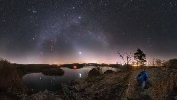 Zvířetníkové světlo nad Sečskou přehradou v březnu roku 2020. V roce 2024 bude uprostřed něho jasným objektem planeta Jupiter.