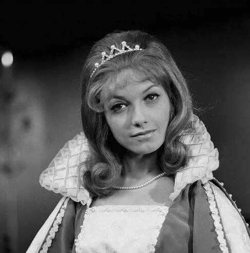 FOTO: Půvabná Jana Preissová v pohádce Princezna Lada. – stránka 13
