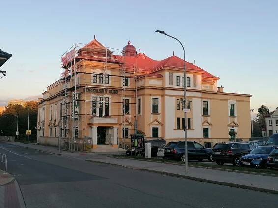Skončily opravy střechy Sokolského domu ve Vyškově. Krov napadla dřevomorka
