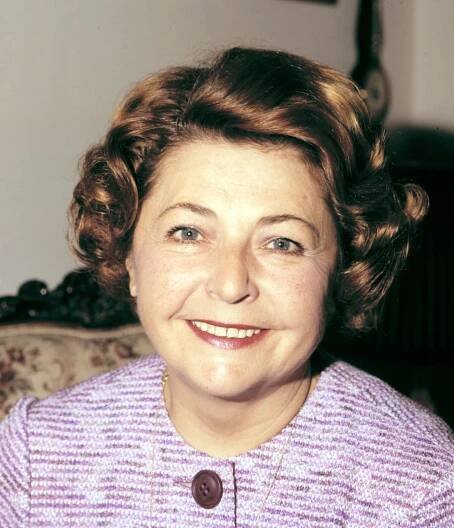 Jiřina Petrovická, herečka s neobyčejným hlasem, která byla přesvědčenou členkou komunistické strany, díky čemuž se ji dostávala řada výhod.