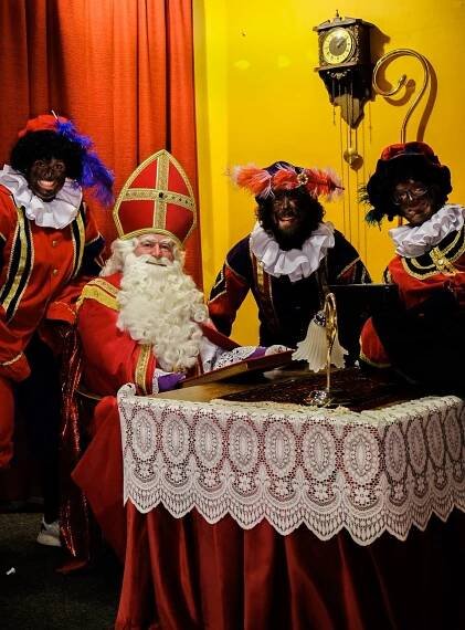 Sinterklaas in zijn pakjeshuis in Putten