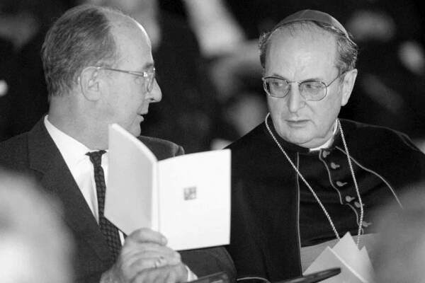Mikuláš Lobkowicz (vlevo), který při slavnostním ceremoniálu na Pražském hradě z rukou prezidenta republiky Václava Havla převzal Řád T.G.Masaryka, hovoří s německým kardinálem Joachimem Meisnerem, kterému byl propůjčen Řád Bílého lva občanské skupiny. Foto Tomáš Železný, ČTK.
