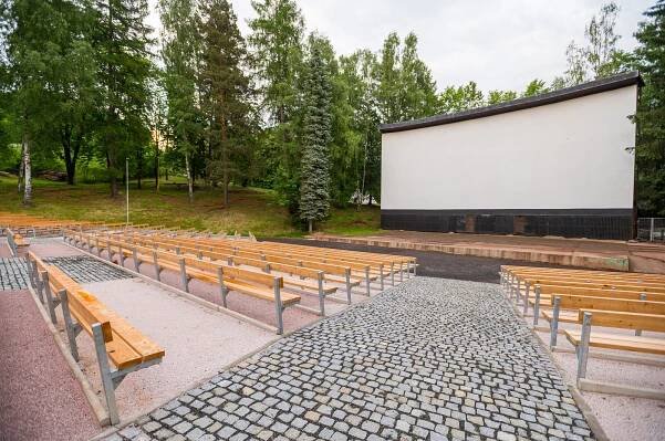 FOTO: Premiéra letního kina na opraveném Bojišti propršela, chystá se Partička
