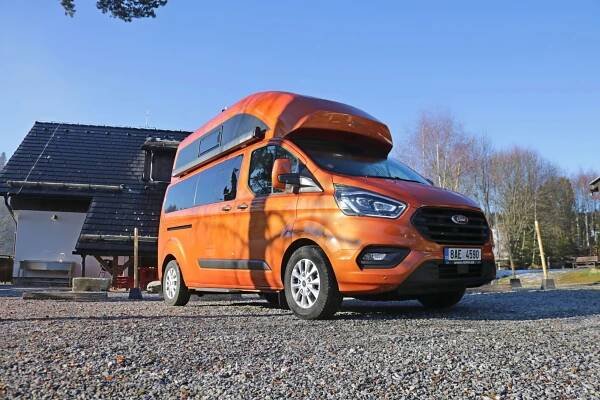 Ford postavil doubledecker pro dobrodruhy na cestách. Zimní výlet v obytném Transitu