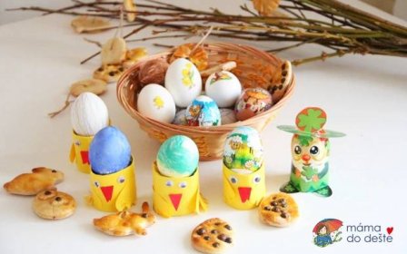 Barvení velikonočních vajec s malými dětmi: Košilky, nálepky, barvy i voskovky