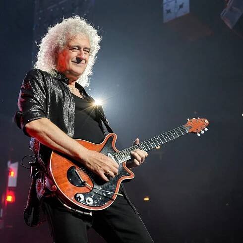 Brian May und seine selbstgebaute Gitarre | Queen – "Friends Will Be Friends" (Foto: dpa Bildfunk, Picture Alliance)