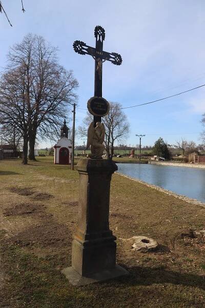 Soubor:Overview of wayside cross near village pond in Blatnice, Třebíč District.jpg – Wikipedie