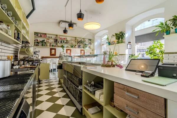 Nabízíme přenechání pronájmu zavedené kavárny/bistra, Praha 8 - Karlín | Duna House - Realitní kancelář