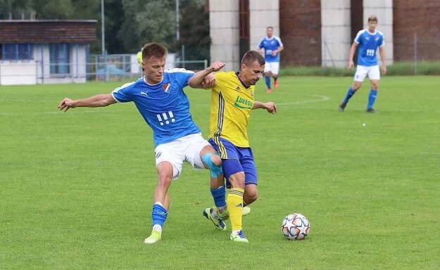Fotbalisté Zlína B (žluté dresy) v 7. kole MSFL podlehli béčku Baníku Ostrava 0:1.