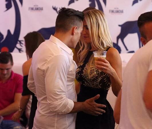 FOTO: Michal Hrdlička flirtuje s Nelou Slovákovou. – stránka 242