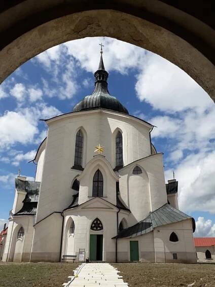 Důvodem přesunu mší do venkovních prostor areálu Poutního kostela sv. Jana Nepomuckého na Zelené hoře byly stavební opravy.