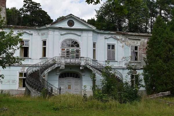 Vyhořelý zámek v Horním Maršově získala společnost Pec Resort Invest Tomáše Otruby.