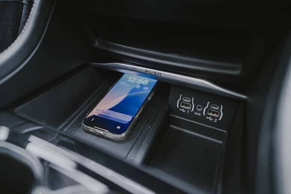 Rodinný Chrysler Pacifica je z druhu, který v Evropě skoro vymřel. Jako amerika žrát nemusí, ale i tak je to něco za něco