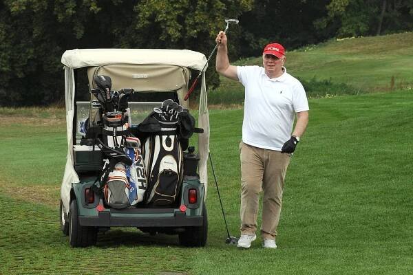 Uli Hoeneß beim Golf (Archivbild): Der Bayern-Patron soll die Klinik schon wieder verlassen haben.