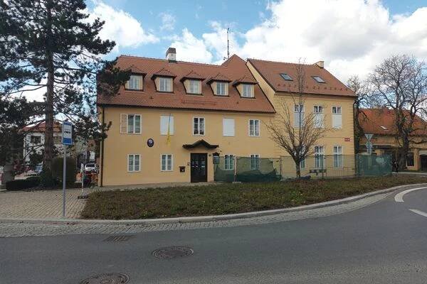 Průhonice - obecní úřad foto 1