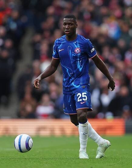 Moises Caicedo of Chelsea FC controlling the ball during a soccer match.