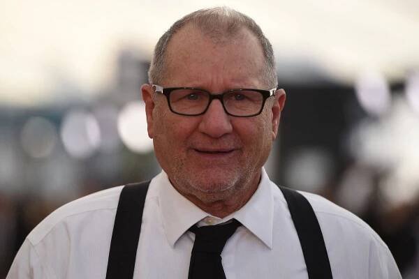 Ed O’Neill se pohádal se svou hereckou kolegyní kvůli obálce časopisu. Dnes by se zachoval jinak