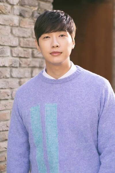 Ji Hyun-Woo-p001.jpg