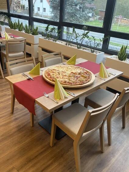 Jumbo pizza v restauraci s výhledem na Čertovy skály: složená až ze 4 druhů