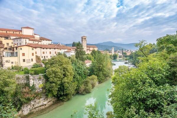 Zobrazit v Cividale del Friuli s řekou — Stock obrázek