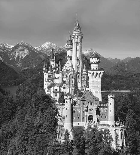 Schloss Neuschwanstein von Südosten mit hohem Turm