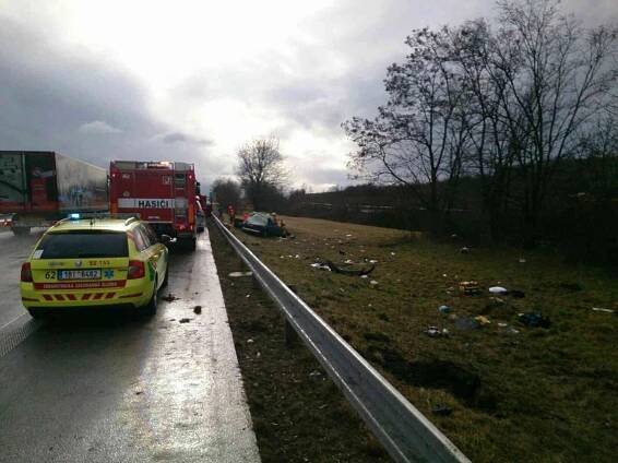 Zranili se dospělí i děti! Auto prorazilo svodidla a vyletělo z dálnice D2
