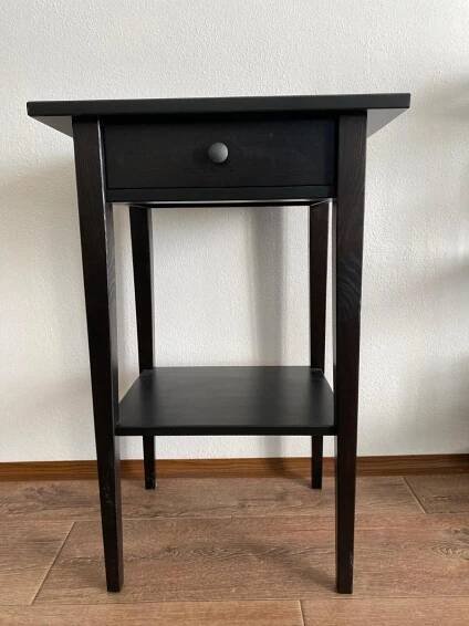 KRÁSNÝ DŘEVĚNÝ NOČNÍ STOLEK ZN. IKEA HEMNES, ČERNÉ MOŘIDLO, 46X35 CM - Nábytek