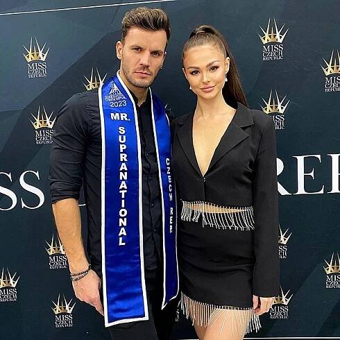 Hana Dědková a Jakub Vitek se navzájem podporují.