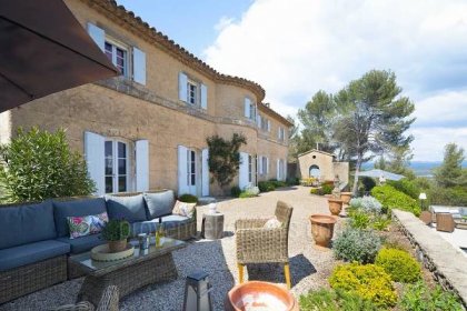 Air-Conditioned Villa with Outstanding Views in Ménerbes