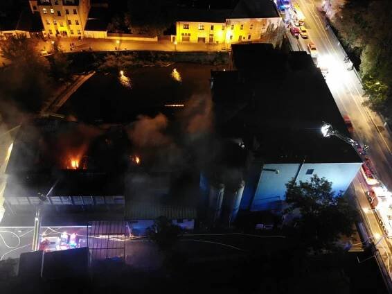 V Berouně hořela pekárna. Požár způsobil škody za sto milionů korun